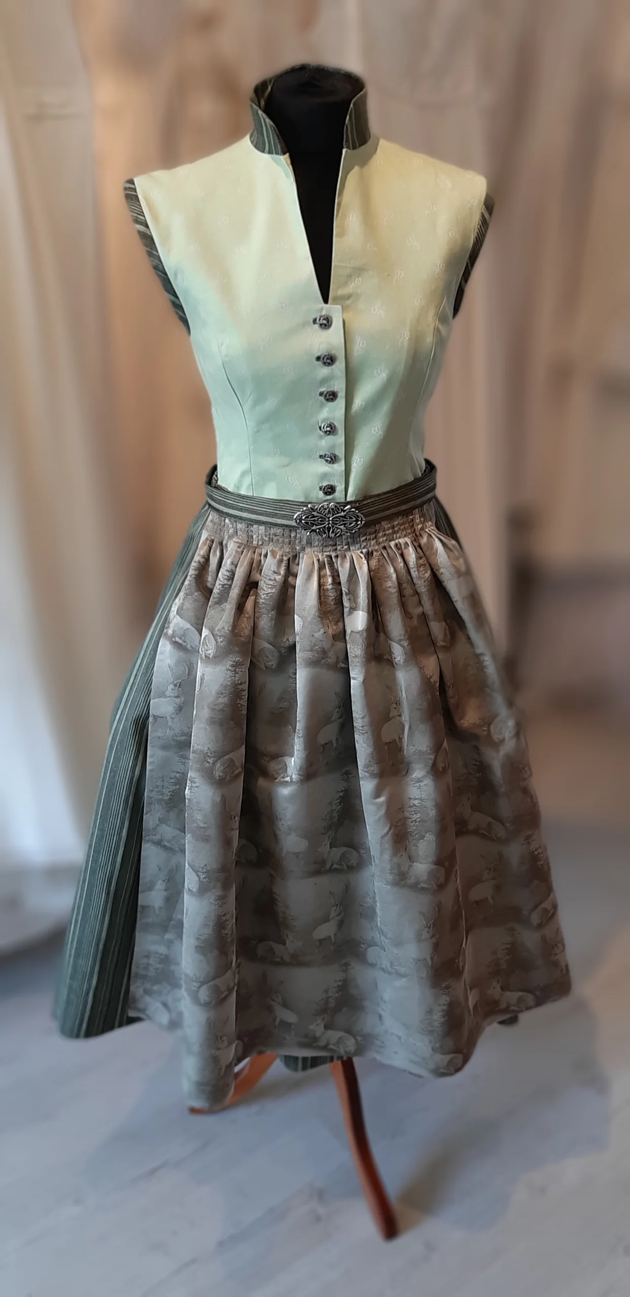 Grünes Dirndl nach Maß